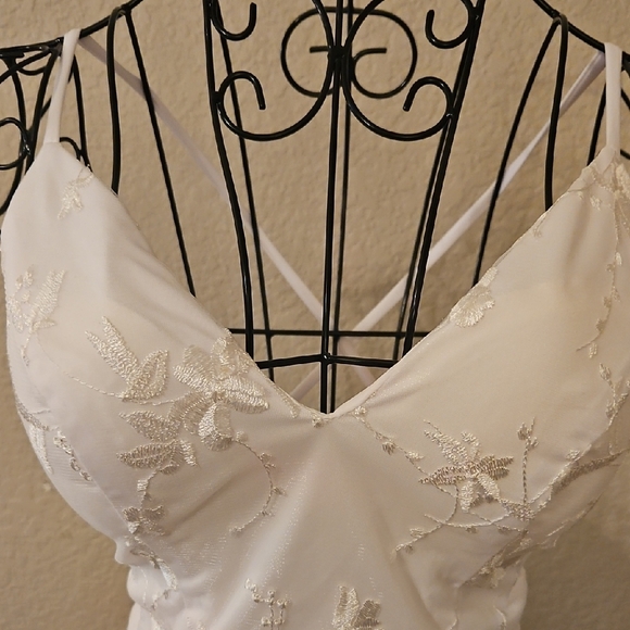 Elegant White Lace Wedding Dress - Picture 5 of 9